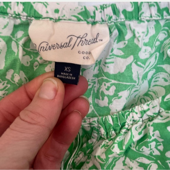 Xs Universal Thread green and white floral off the shoulder crop top - Picture 4 of 4